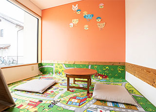 待合室からも中の様子が確認できる個室キッズルームです。