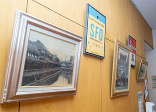 待合室は落ち着いたギャラリーの雰囲気となっております。