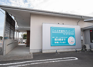 入り口に続く長いスロープです。